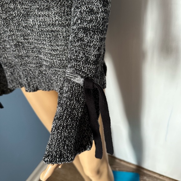 Women’s Loft Sweater, Black/White/Gray Tie Bell Sleeve Sweater M - Picture 14 of 15